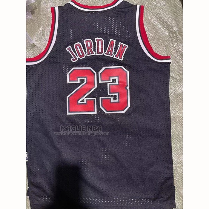 Maglia
 Michael Jordan NO 23 Bambino
 Chicago Bulls Mitchell & Ness 1997-98 Nero

